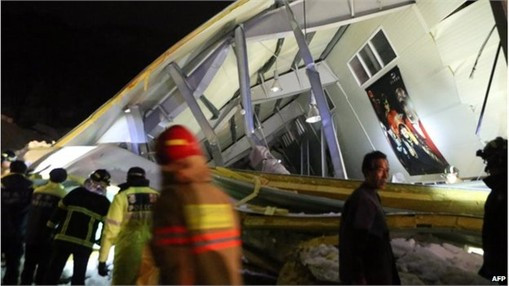 Lực lượng cứu hộ triển khai bên ngoài tòa nhà bị sập