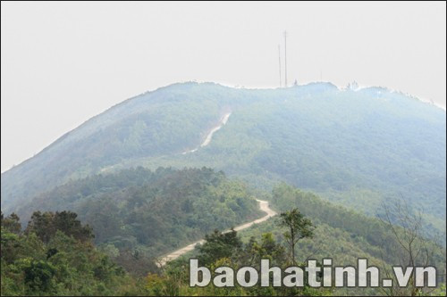 Đứng trên đỉnh đèo, giữa ào ào gió lộng, núi non bao la hùng vĩ, một không gian khoáng đãng làm cho lòng người dạt dào cảm xúc.