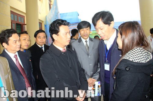 Phó Chủ tịch UBND tỉnh Đặng Quốc Khánh trao đổi với đại diện phòng nhân sự Tập đoàn Formosa và yêu cầu Tập đoàn có chính sách ưu tiên khi tuyển dụng con em Hà Tĩnh vào làm việc tại Tập đoàn