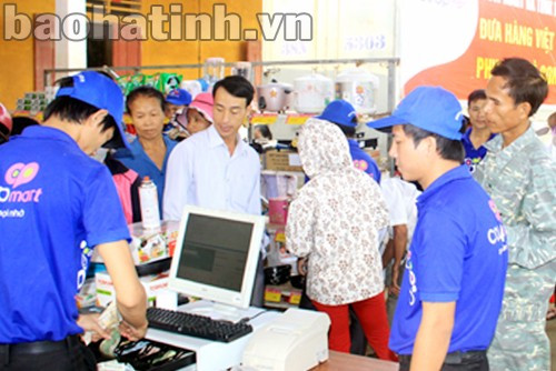 Các nhãn hàng về chăm sóc sắc đẹp luôn có đội ngũ nhân viên tiếp thị tận tình hướng dẫn về thông tin sản phẩm cho khách hàng.