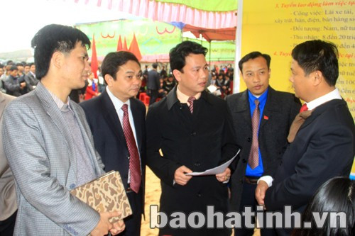 Phó Chủ tịch UBND tỉnh Đặng Quốc Khánh cùng lãnh đạo sở, ngành kiểm tra gian hàng tư vấn giới thiệu việc làm Trường Cao đẳng nghề Công nghệ.