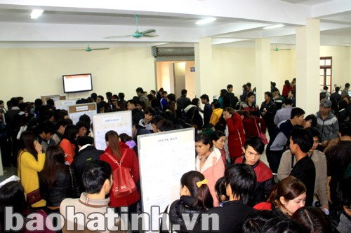 Đông đảo lao động tìm kiếm cơ hội việc làm trong Ngày hội việc làm lần thứ IV