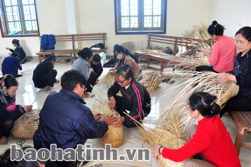 Lớp dạy nghề mây tre đan ở xã Thạch Bàn (Thạch Hà) mở ra cơ hội nâng cao thu nhập cho bà con