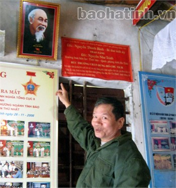 Ghi nhận công lao của ông, Bí thư Tỉnh ủy Nguyễn Thanh Bình đã tặng thưởng CCB này bức chân dung Bác Hồ