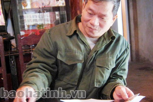 CCB Nguyễn Như Trinh ngày đêm nghiên cứu tài liệu phục vụ công tác tìm kiếm hài cốt đồng đội