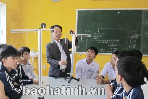Giờ thực hành của thầy và trò Trường THPT Minh Khai (Đức Thọ) Giờ thực hành của thầy và trò Trường THPT Minh Khai (Đức Thọ)