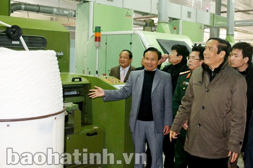 ... và hoạt động SXKD tại Nhà máy Sợi Vinatex - Hồng Lĩnh.