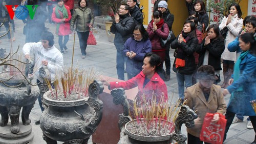 Đi lễ chùa đầu năm đã ăn sâu vào tiềm thức của toàn xã hội (Ảnh: Kim Anh) Đi lễ chùa đầu năm đã ăn sâu vào tiềm thức của toàn xã hội (Ảnh: Kim Anh)