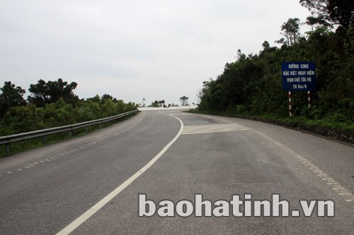 Đèo Ngang có địa thế cheo leo, hiểm trở với nhiều chứng tích lịch sử là điểm đến của khách du lịch đam mê khám phá, chinh phục thiên nhiên.