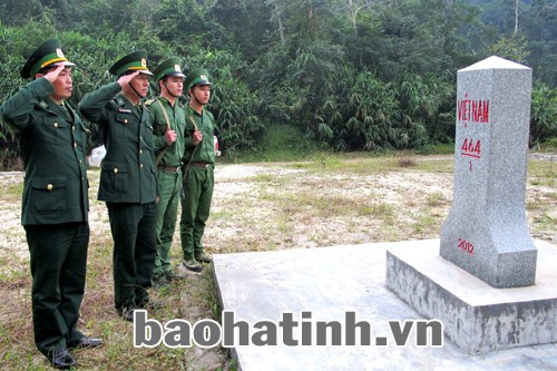 Đội tuần tra Đồn Biên phòng Sơn Hồng làm nghi lễ tại cột mốc 464