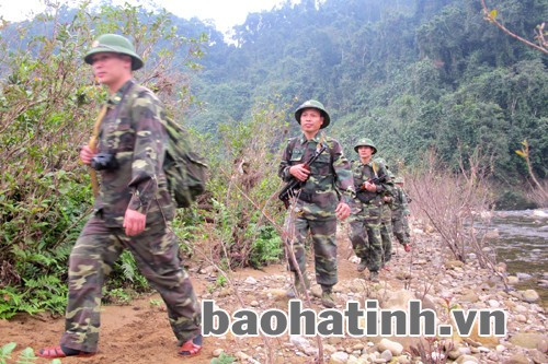 Đội tuần tra Đồn Biên phòng Phú Gia (Hương Khê) trên đường làm nhiệm vụ