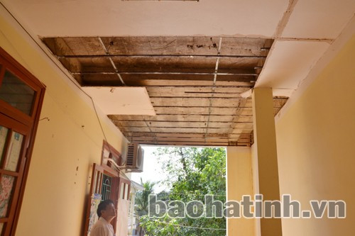 Trần nhà tại khu điều trị của bệnh viện đa khoa huyện Hương Khê đe dạo đến tính mạng của bệnh nhân và nhân viên y tế khi đi qua chỗ này