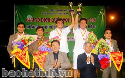 Chủ nhiệm UBKT Hà Văn Thạch trao thưởng nội dung lãnh đạo