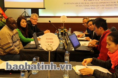 Các đại biểu tập trung thảo luận những nội dung, kế hoạch triển khai dự án trong thời gian tới tại Hội thảo khởi động Dự án Phát triển nông thôn bền vững vì người nghèo (SRDP) tỉnh Hà Tĩnh và Quảng Bình (16/1/2014).