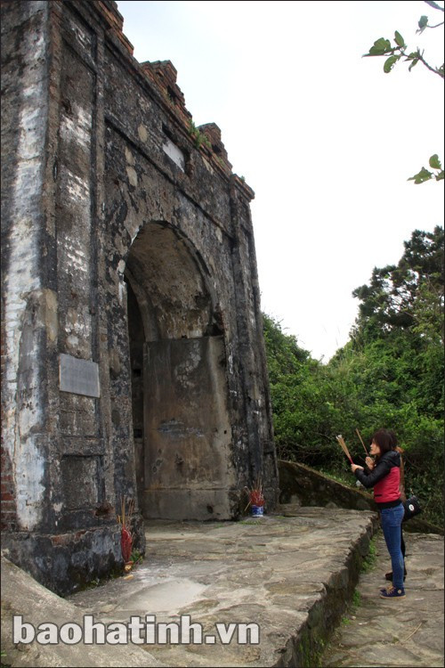 Hoành Sơn Quan gọi theo chữ Hán là cổng ở núi Hoành Sơn, nhưng dân gian thường gọi là Cổng Trời. Là điểm đến hấp dẫn của dân "phượt" Năm 2005, đèo Ngang – Hoành Sơn Quan được công nhận là Di tích Lịch sử - Văn hóa cấp tỉnh