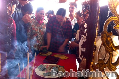 Xin ấn tại đền Lộc Hoa công chúa Xin ấn tại đền Lộc Hoa công chúa