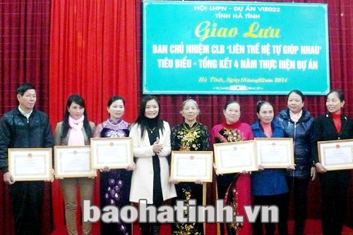 Hội LHPN tỉnh tặng bằng khen cho các CLB hoạt động xuất sắc