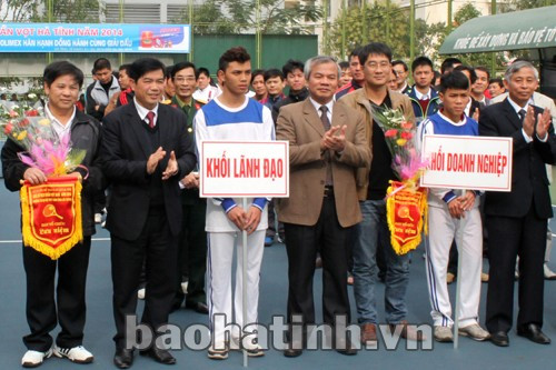 Lãnh đạo tỉnh tặng hoa cho các VĐV tham dự giải