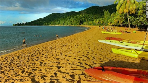 Ở Guadeloupe có hơn 200 bãi biển lớn nổi bật bởi nét đẹp tự nhiên, không có những người mời gọi mua bán hay những khu nghỉ mát cao tầng.