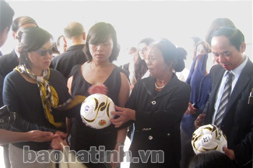 Phó Chủ tịch UBND tỉnh Hà Tĩnh Nguyễn Thiện (bên phải ảnh) cùng lãnh đạo IFAD châu Á Thái Bình Dương thăm HTX TTCN và TMDV Cẩm Thành, huyện Cẩm Xuyên