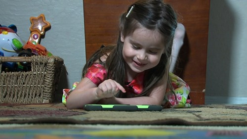 Alexis Martin, 3 tuổi, có thể đọc sách dành cho học sinh lớp 5 và nói tiếng Tây Ban Nha thành thạo. Với chỉ số IQ hơn 160, Martin mới trở thành thành viên của Mensa, tổ chức những người có chỉ số IQ cao nhất thế giới. Ảnh: CNN