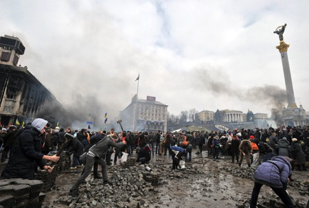 Người biểu tình chống chính phủ ở Kiev ngày 19/2. Ảnh: AFP/TTXVN