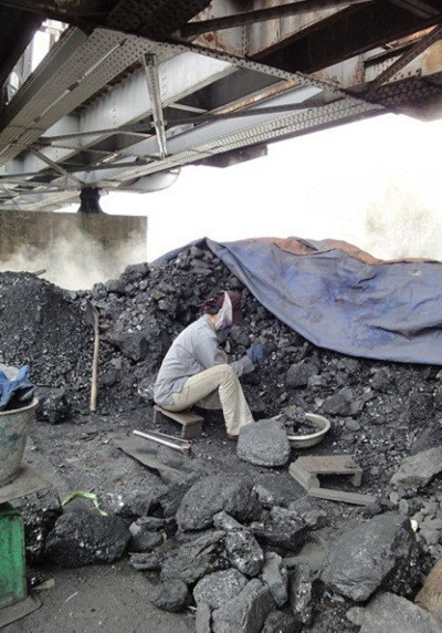 Những cuộc đời vất vả mưu sinh dưới gầm cầu (Ảnh: James Durston)