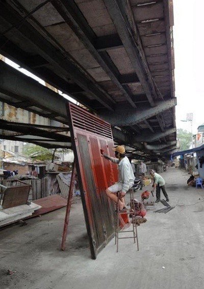 Những cuộc đời vất vả mưu sinh dưới gầm cầu (Ảnh: James Durston)