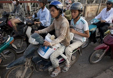 Người lao động tham gia giao thông trên cầu Long Biên (Ảnh: Michael Stone)