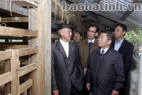 ... và kiểm tra mô hình chăn nuôi tổng hợp của ông Trần Minh Tuấn, thôn 4, xã Hương Long, huyện Hương Khê