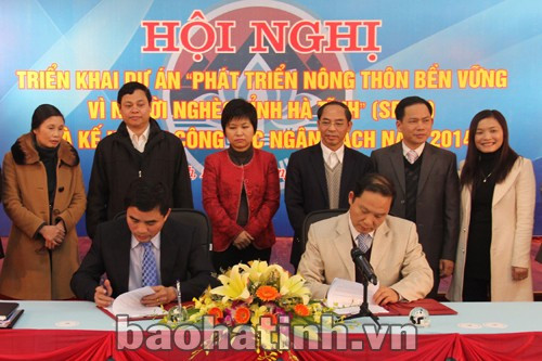 Đại diện các sở, ban, ngành và BQL dự án ký kết thỏa thuận hợp tác trong quá trình thực hiện dự án