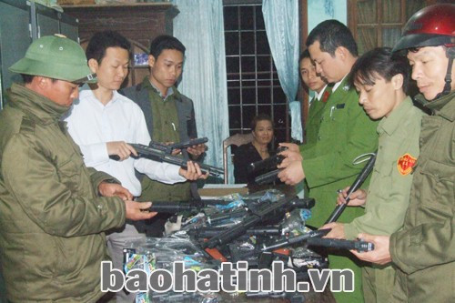 Công an Đức Thọ bắt quả tang đối tượng buôn bán súng đạn nhựa Trung Quốc