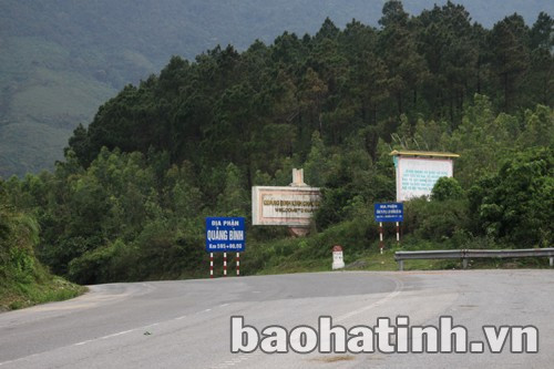 Đỉnh đèo - điểm giáp giới 2 tỉnh Hà Tĩnh và Quảng Bình.