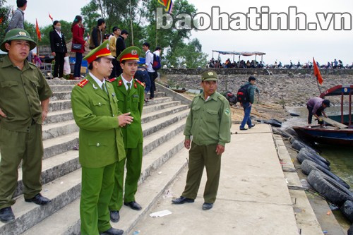 Lực lượng chức năng tuyên truyền đảm bảo an ninh trong mùa lễ hội