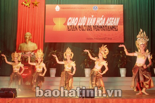 Những điệu nhảy, điệu múa của các nước trong khối Asean được sinh viên hai trường biểu diễn