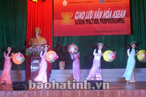 Điệu múa Trống cơm do các bạn SV Thái Lan biểu diễn