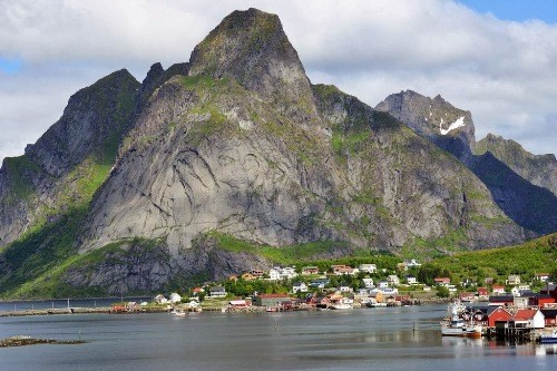 Một vách núi dựng đứng ấn tượng thuộc quần đảo nơi người dân sống bên dưới chủ yếu bằng nghề biển. Ảnh: Harvey Berrison