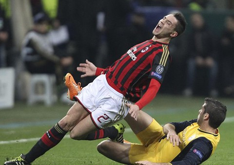 Milan (áo đỏ) đã không gặp may ở trận này