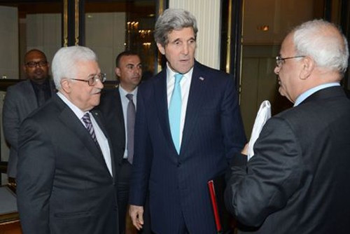 Tổng thống Palestine Mahmoud Abbas (trái), Ngoại trưởng Mỹ John Kerry (giữa) và trưởng đoàn đàm phán Palestine Saeb Erekat trước cuộc gặp. Ảnh: AFP-TTXVN