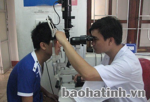 BS Bệnh viện ĐK TP. Hà Tĩnh kiểm tra bệnh đau mắt đỏ cho bệnh nhân