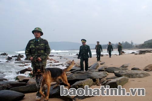 Cán bộ, chiến sĩ Đồn Biên phòng Đèo Ngang tuần tra trên biển