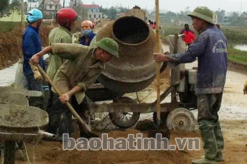 Nhân dân Lộc Hà làm đường bê tông, xây dựng nông thôn mới Nhân dân Lộc Hà làm đường bê tông, xây dựng nông thôn mới