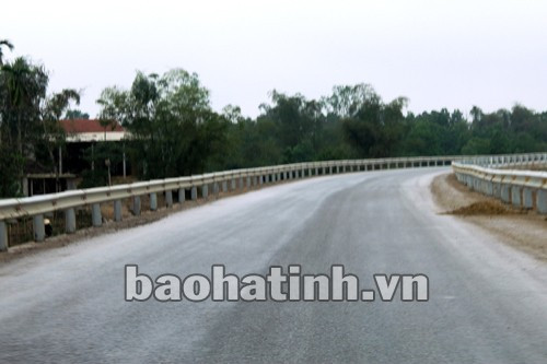 Việc hạ cốt nền đường đã khiến cho nhiều nhà dân cao hơn mặt đường đến gần 3m