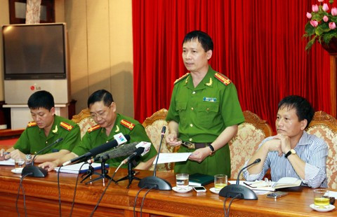 Đại tá Dương Văn Giáp, Trưởng phòng Cảnh sát điều tra tội phạm về trật tự xã hội (PC45, công an Hà Nội) trả lời báo chí tại cuộc họp báo chiều 22/10/2013. Ảnh: Doãn Tấn - TTXVN