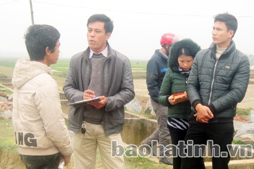 Cán bộ Trung tâm y tế dự phòng tỉnh điều tra tình hình dịch cúm gia cầm tại xã Cẩm Hòa (Cẩm Xuyên)