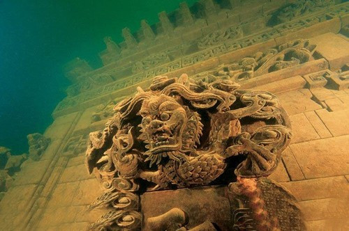 Hồ nhân tạo Qiandao có hơn 1.000 hòn đảo nhỏ, là nơi sinh sống của nhiều loài động vật, thực vật.