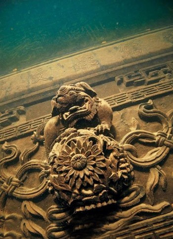 Mặc dù bị lãng quên khá lâu và nằm dưới nước ở độ sâu từ 26-40 m nhưng các công trình như cổng thành, các bức tượng, cột trụ, tay nắm cửa hình đầu rồng... của thành phố từ xa xưa vẫn ở trong tình trạng tốt và giữ được kiến trúc nguyên dạng.