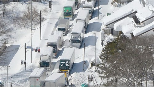 Xe hơi mắc kẹt trên một con đường cao tốc ở Karuizawa do tuyết rơi dày - Ảnh: Reuters