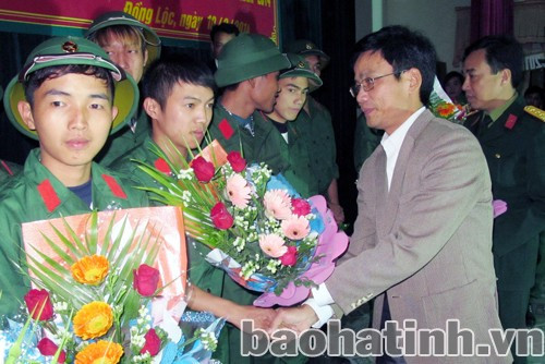 Phó Chủ tịch HĐND huyện Can Lộc Bùi Văn Sơn chúc mừng và tặng quà các tân binh cụm xã trà sơn Đông.