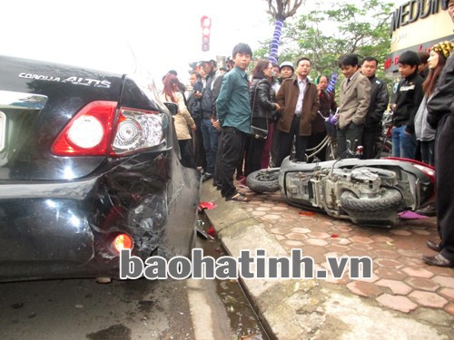 Phần sau của xe ô tô bị hư hỏng nặng